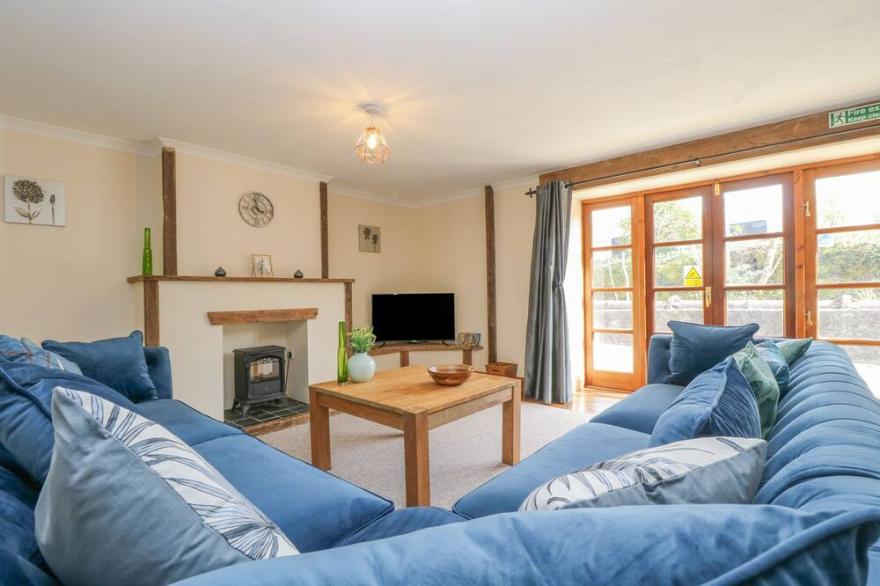 THE LINNEY, family friendly, character holiday cottage in St Austell