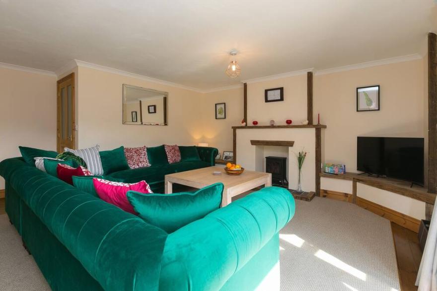 RIVERSIDE, family friendly, character holiday cottage in St Austell