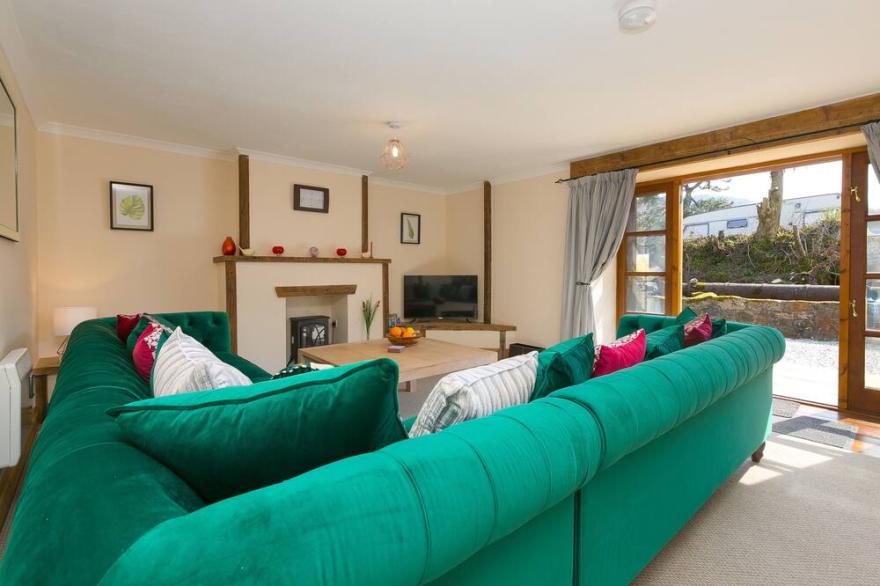 RIVERSIDE, family friendly, character holiday cottage in St Austell