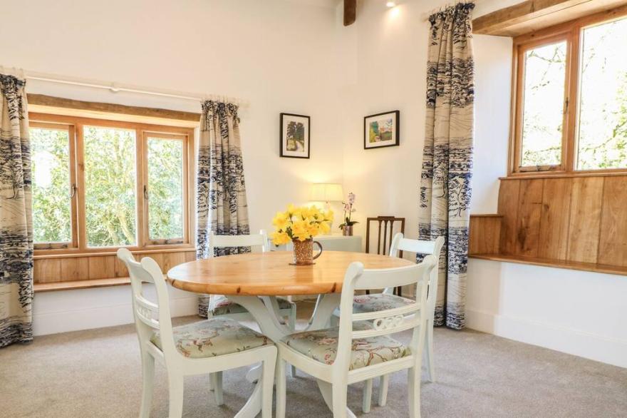 THE OLD SMITHY, romantic, luxury holiday cottage in Luppitt