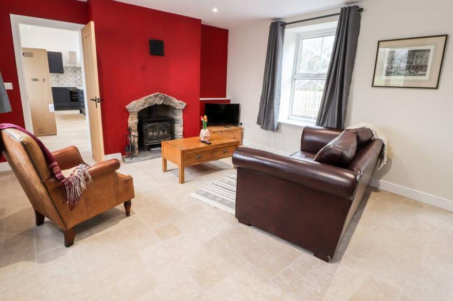 COLOMENDY ALPACA FARM - FARM HOUSE, family friendly in Northop Hall