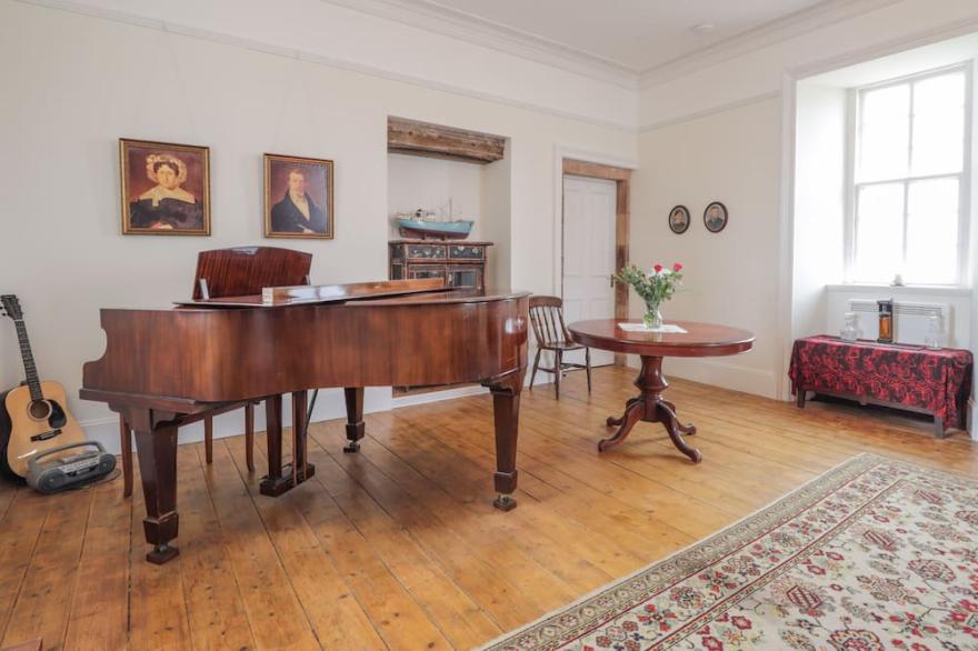 FRESWICK CASTLE, pet friendly, with open fire in John O Groats