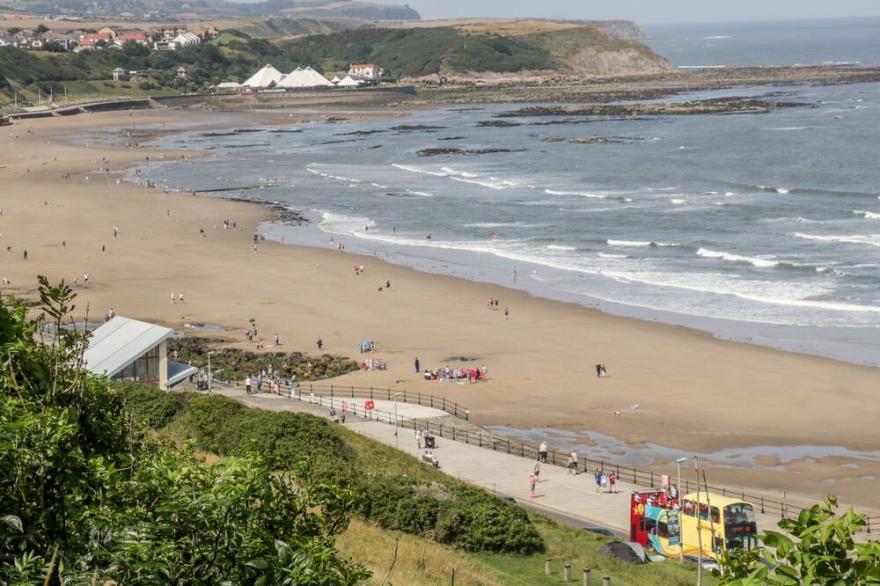 CASTLE VIEW, pet friendly, with hot tub in Burniston