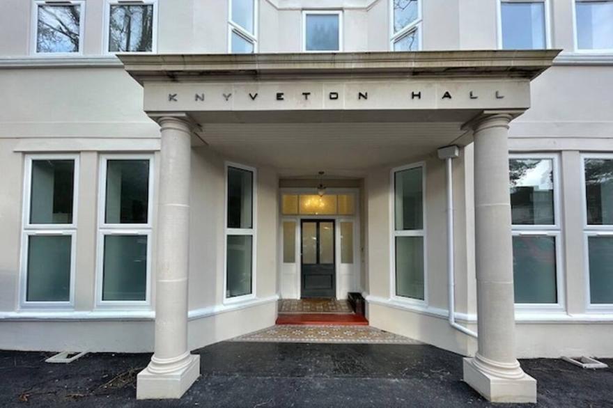 BOURNECOAST: MODERN APARTMENT SHORT WALK TO SHOPS, PIER & SANDY BEACHES - FM6330