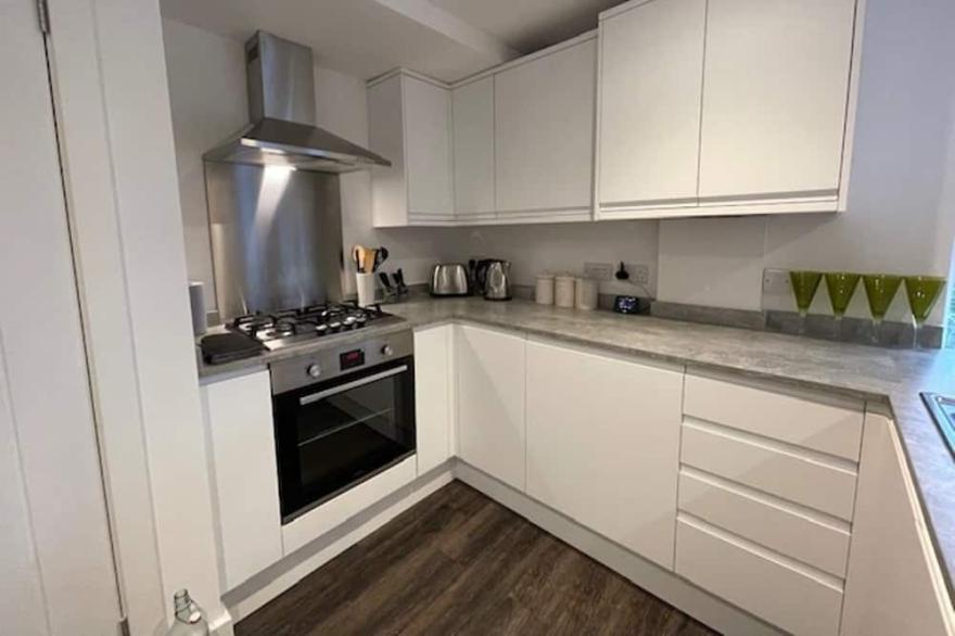 BOURNECOAST: MODERN APARTMENT SHORT WALK TO SHOPS, PIER & SANDY BEACHES - FM6330