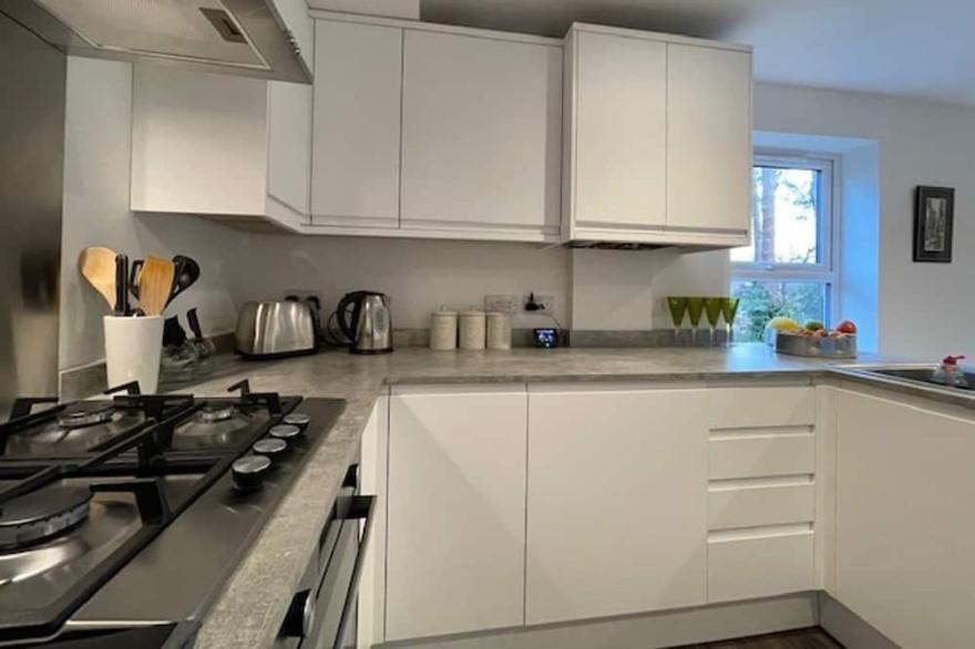 BOURNECOAST: MODERN APARTMENT SHORT WALK TO SHOPS, PIER & SANDY BEACHES - FM6330