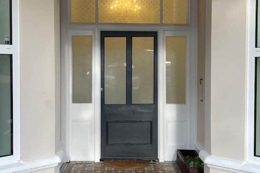 BOURNECOAST: MODERN APARTMENT SHORT WALK TO SHOPS, PIER & SANDY BEACHES - FM6330