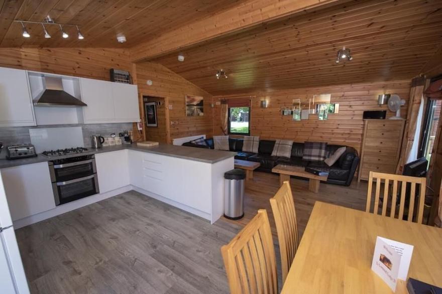 Lomond Lodge 20, Luxury Log cabin on the banks of Loch Lomond