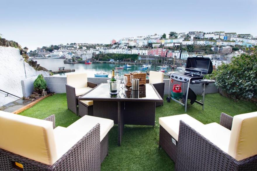 Harbour front Sailor's Loft with stunning views & Parking Permit