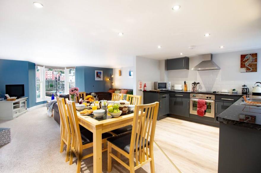 Harbour front Sailor's Loft with stunning views & Parking Permit