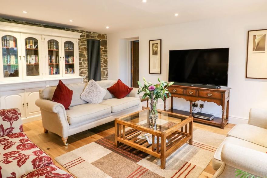 LAKE VIEW, pet friendly, luxury holiday cottage in Lapford