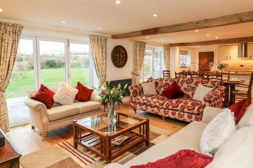LAKE VIEW, pet friendly, luxury holiday cottage in Lapford