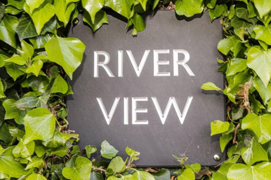 RIVERVIEW, family friendly, luxury holiday cottage in Stamford Bridge