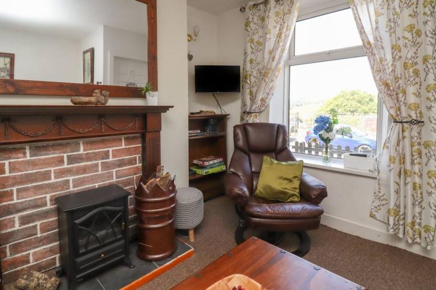 WHINSWOOD COTTAGE, pet friendly, character holiday cottage in Haworth