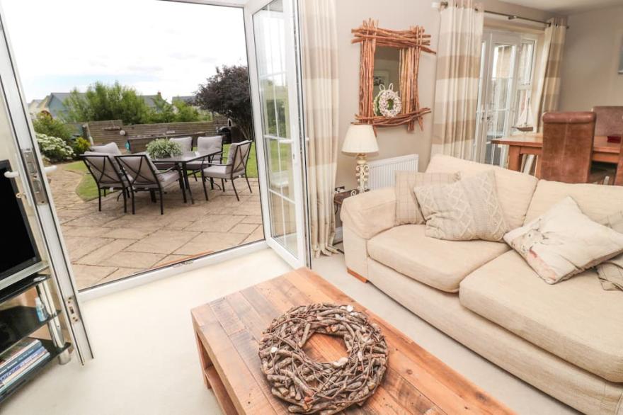 HILLY BROW, family friendly, country holiday cottage in Beadnell