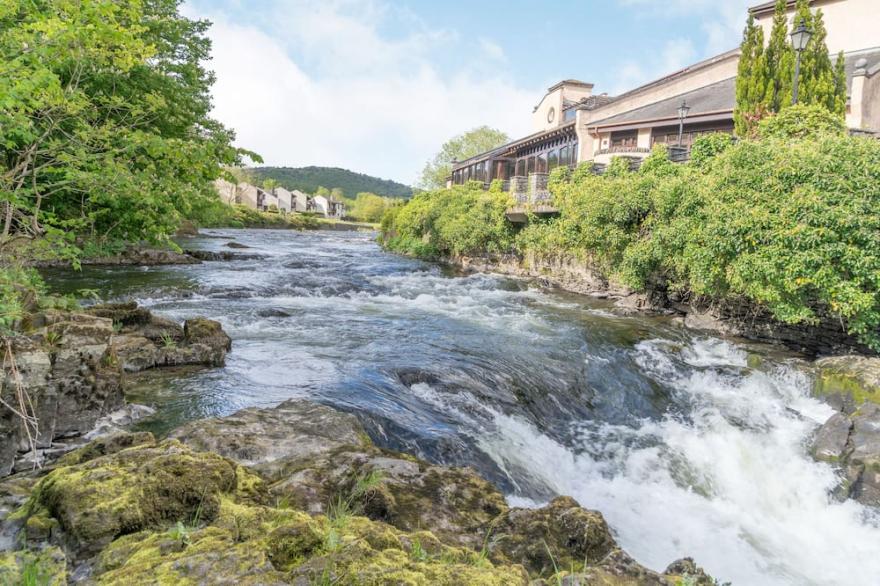 BRIDGE HOUSE, pet friendly, character holiday cottage in Newby Bridge
