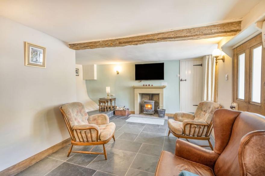 BRIDGE HOUSE, pet friendly, character holiday cottage in Newby Bridge