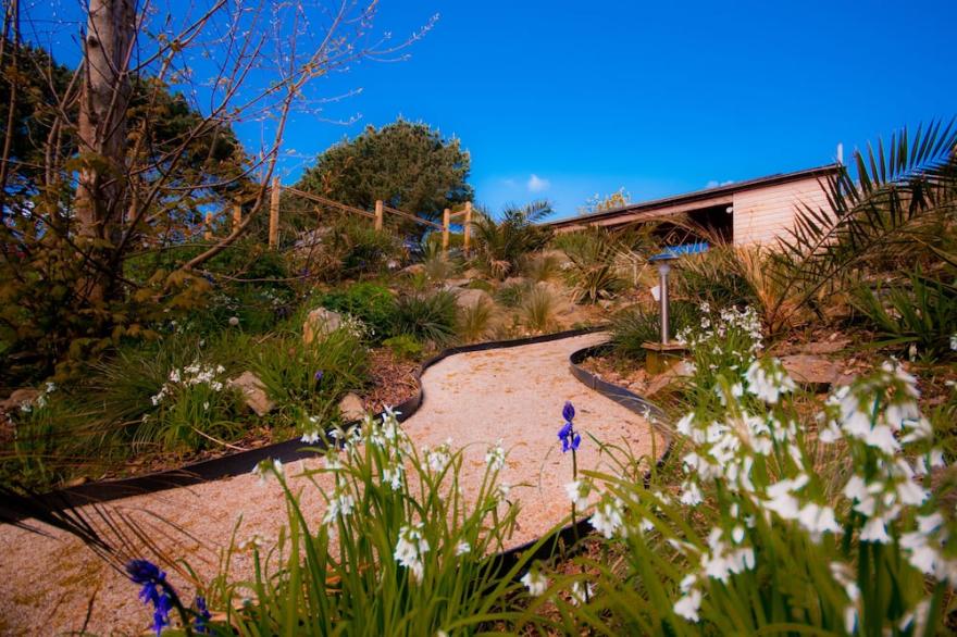 Chy Mena - Contemporary 2 Bedroom Eco Lodge perfectly situated for beach