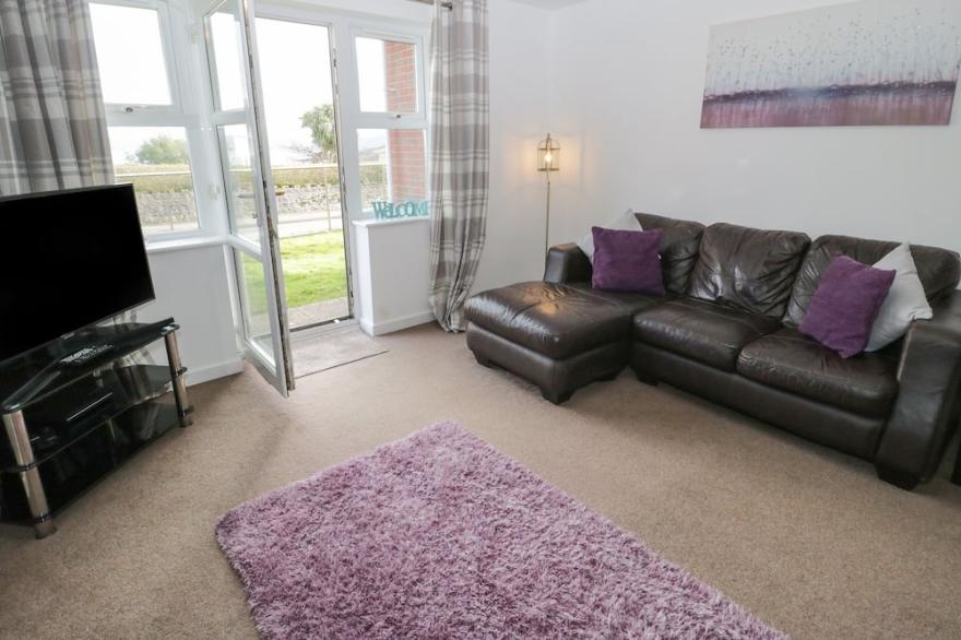 BAY VIEW, family friendly, country holiday cottage in Benllech