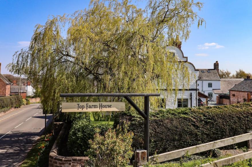 TOP FARM HOUSE, family friendly, character holiday cottage in Knockin