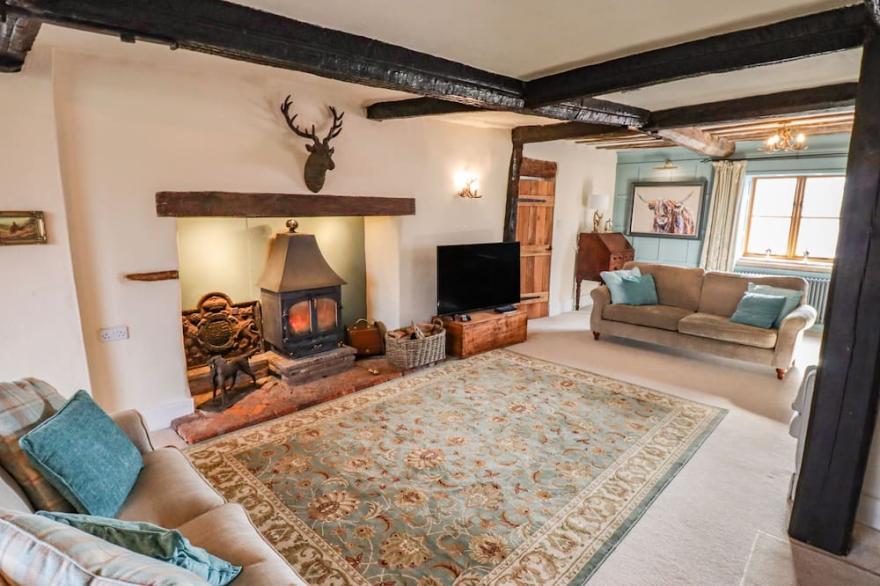 TOP FARM HOUSE, family friendly, character holiday cottage in Knockin