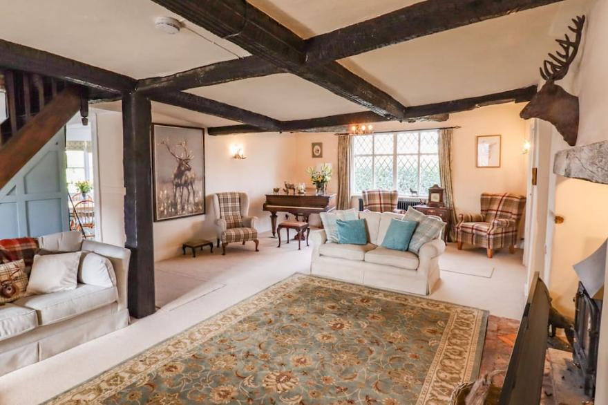 TOP FARM HOUSE, family friendly, character holiday cottage in Knockin
