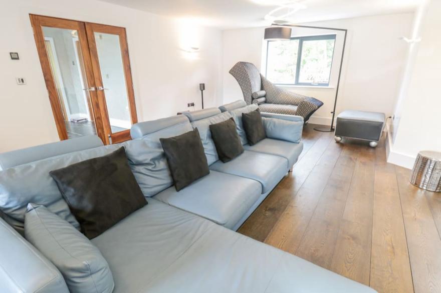 LAKESIDE AT LOUPER WEIR, family friendly in Bowness-On-Windermere