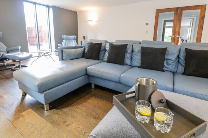 LAKESIDE AT LOUPER WEIR, family friendly in Bowness-On-Windermere