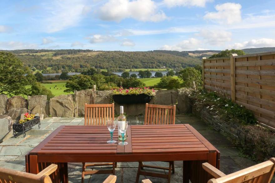 TWO LAKE VIEW, pet friendly, luxury holiday cottage in Coniston