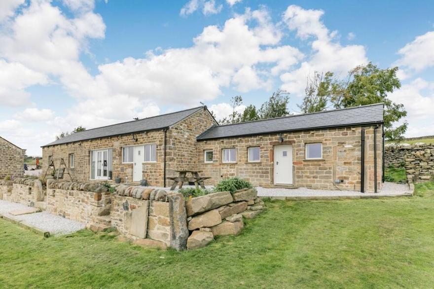 THE PIGGERY, pet friendly, character holiday cottage in East Morton