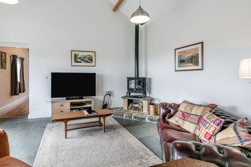 THE PIGGERY, pet friendly, character holiday cottage in East Morton