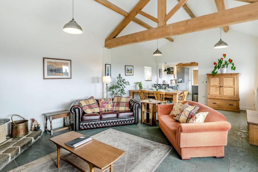 THE PIGGERY, pet friendly, character holiday cottage in East Morton