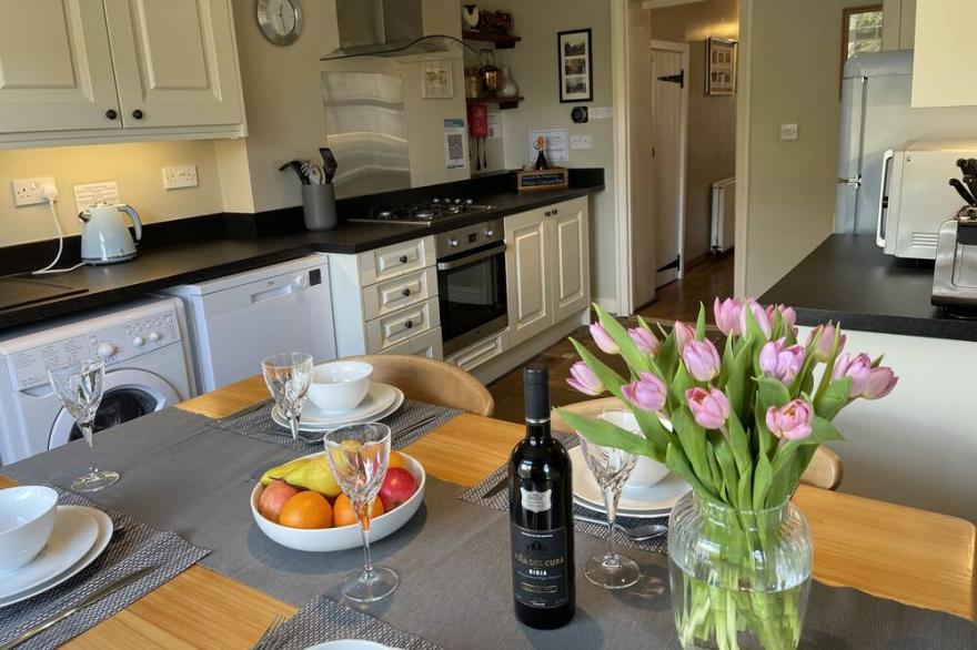 Sleeps 4, Roadside Parking, Garden, Wood Burner, Wifi, 17% weekly discount