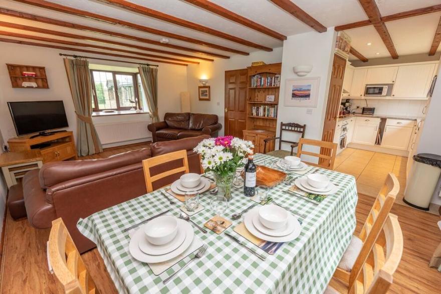 Point Cottage - Three Bedroom House, Sleeps 6