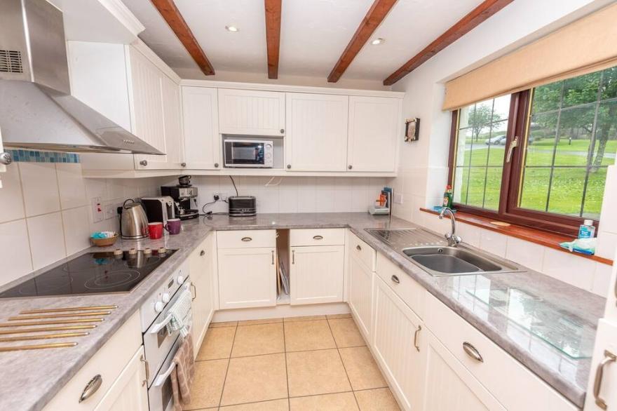 Point Cottage - Three Bedroom House, Sleeps 6
