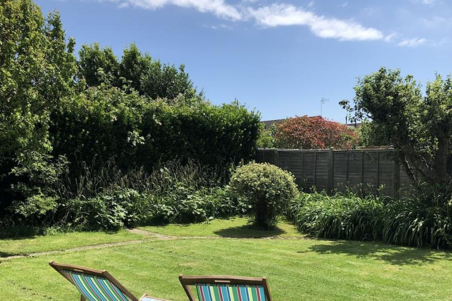 Gorgeous Designer Luxury  Home, 2 Mins from Sea, Sleeps 6.