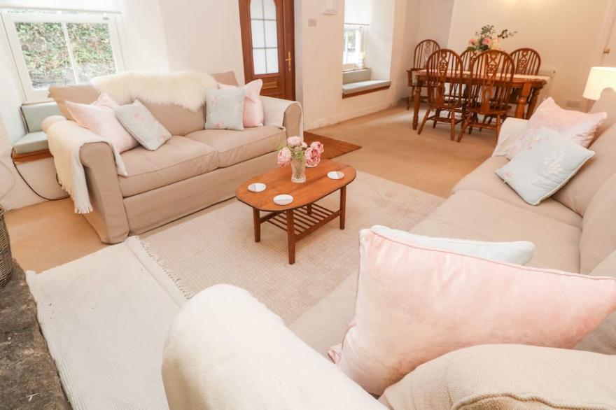 KIMS COTTAGE, family friendly, character holiday cottage in St Hilary