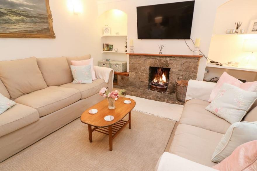 KIMS COTTAGE, family friendly, character holiday cottage in St Hilary