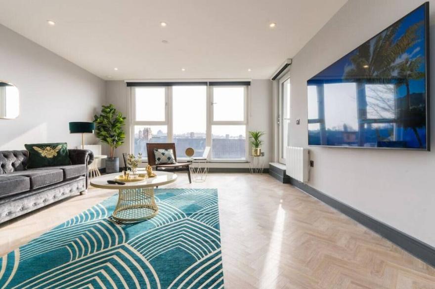 Superb 2 bed apartment with secure parking & gym