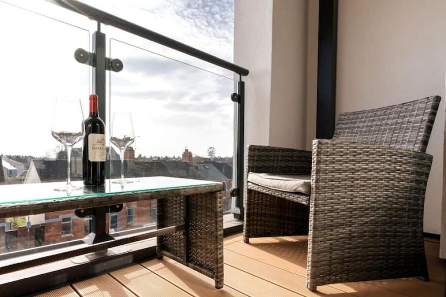 Superb 2 bed apartment with secure parking & gym