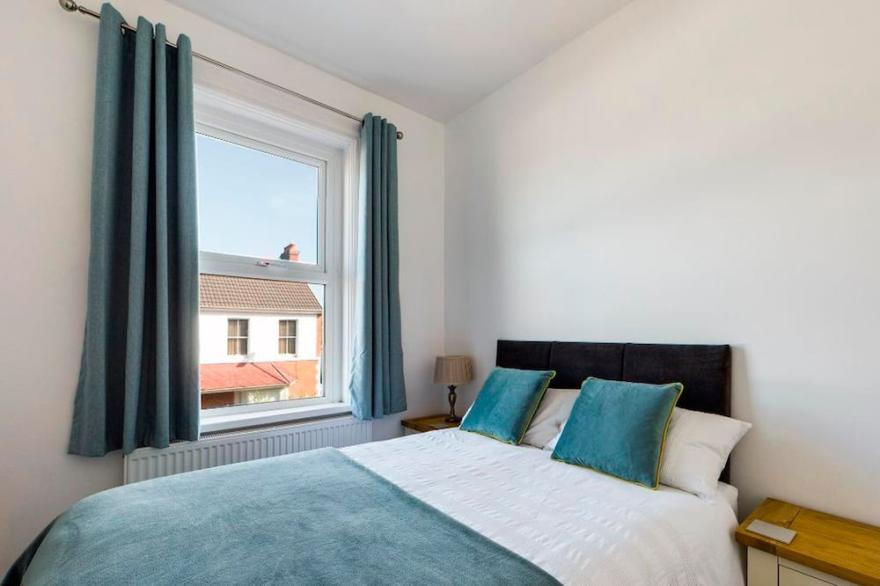 Pass the Keys | Beautifully Renovated Mumbles Home with Parking