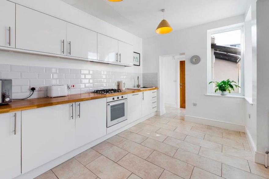 Pass the Keys | Beautifully Renovated Mumbles Home with Parking