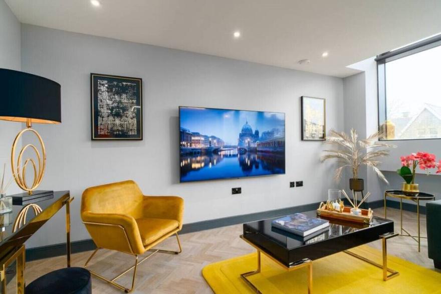 Luxe 2 Bed Duplex Apt w/Balcony, Gym & Parking