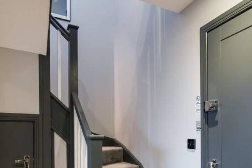 Luxe 2 Bed Duplex Apt w/Balcony, Gym & Parking