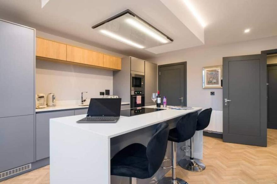 Luxury 2 Bed Duplex Apt w/Balcony, Gym & Parking