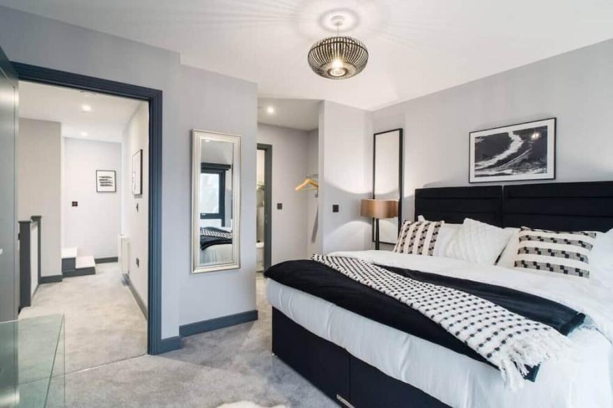 Luxury 2 Bed Duplex Apt w/Balcony, Gym & Parking