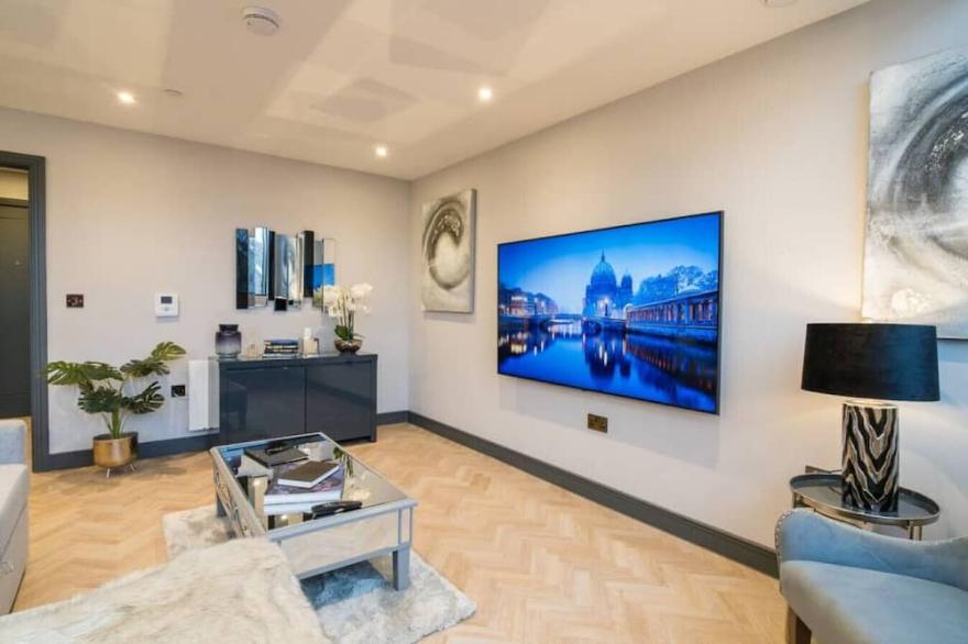 Luxury 2 Bed Duplex Apt w/Balcony, Gym & Parking