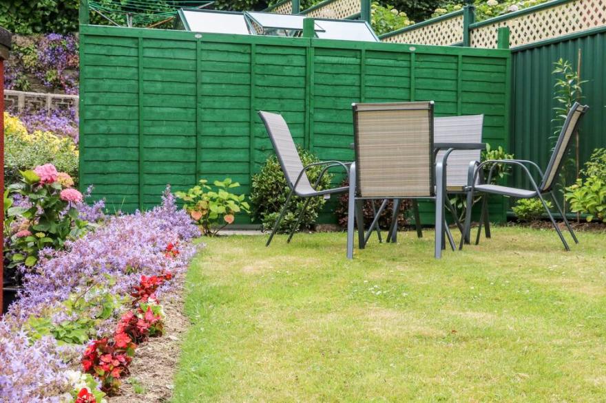UPTOP, pet friendly, with a garden in Dartmouth