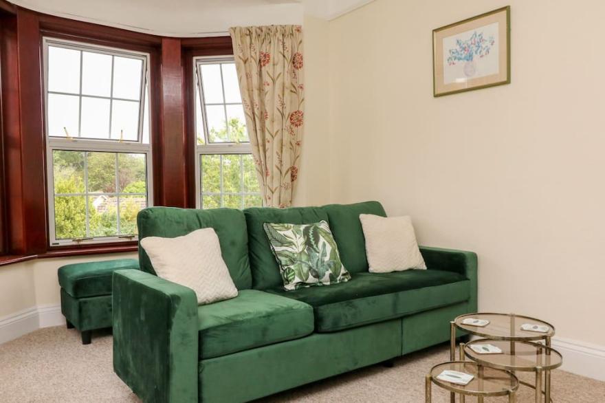 UPTOP, pet friendly, with a garden in Dartmouth