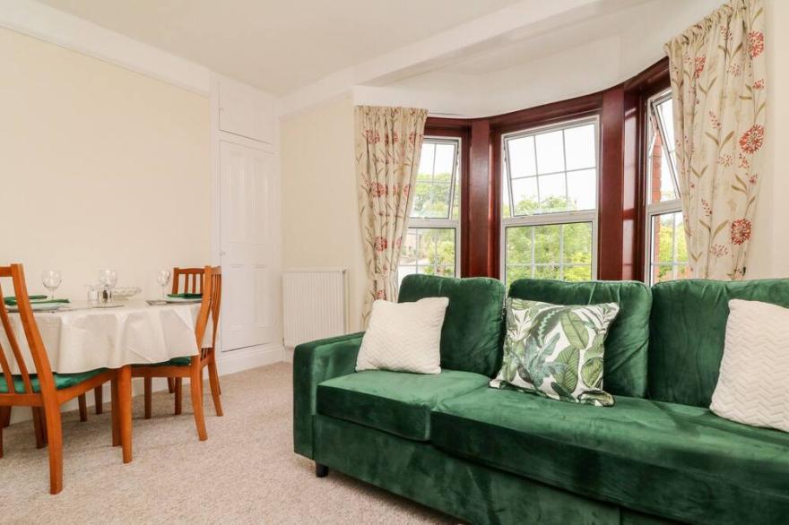UPTOP, pet friendly, with a garden in Dartmouth